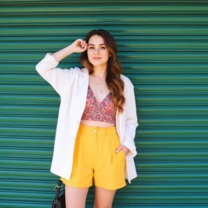 11 trendy VSCO outfits to elevate your style with effortless and aesthetic fashion.